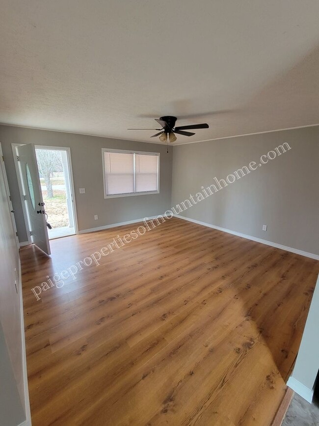 Building Photo - Town Park 3 bed 1 bath