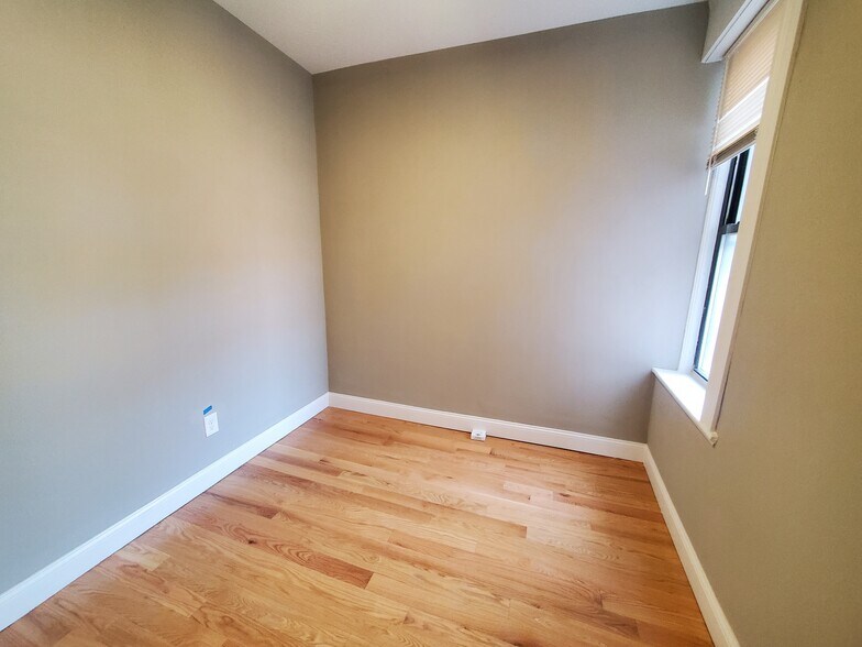 Building Photo - 1914 Beacon St