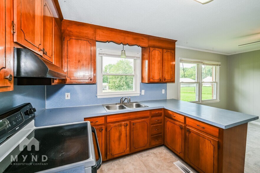 Building Photo - 221 Tanglewood Dr