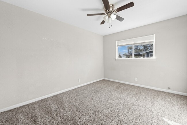 Building Photo - 915 Stonegate Dr
