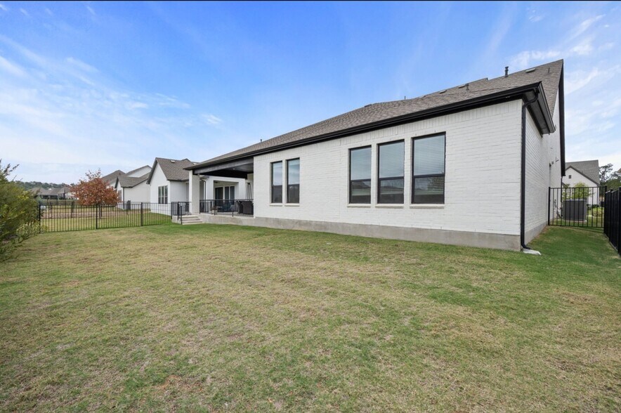 Building Photo - 616 Hallwood Dr