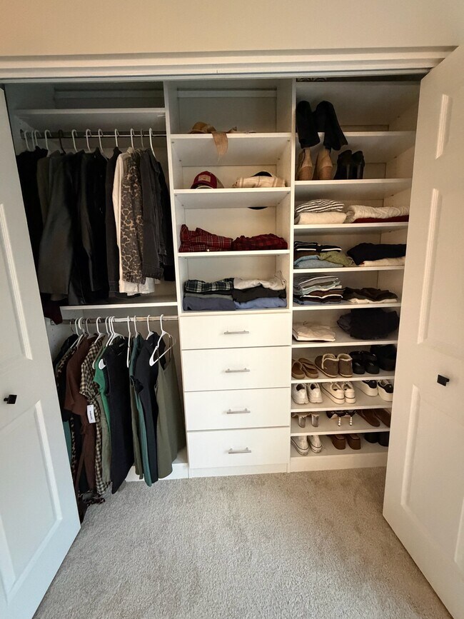 Building Photo - 7602 Lakeside Village Dr