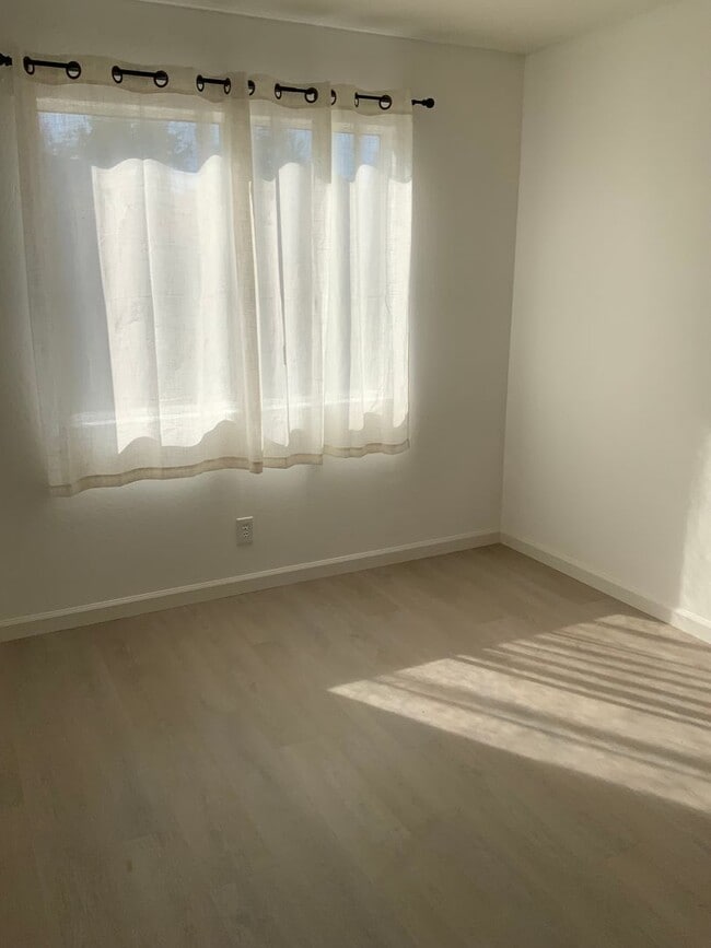 Building Photo - Stunning Remodeled 4 bedroom Hercules Home