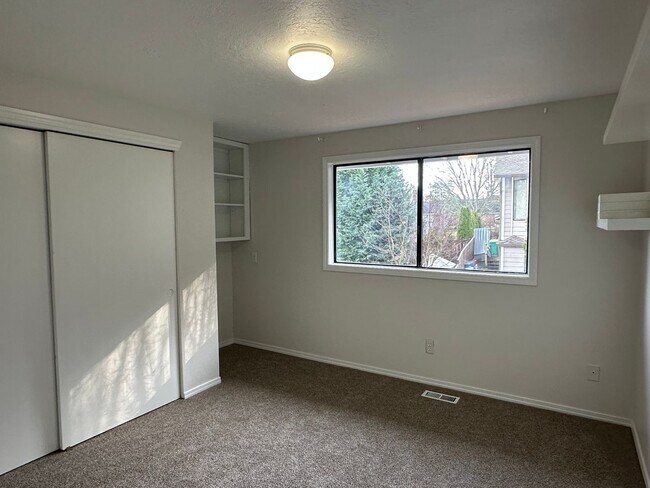 Building Photo - Beautiful 4BD Home | Fireplace, Fenced Backyard, Deck, Garage & A/C