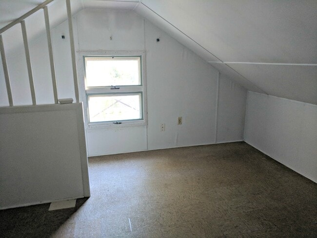 Building Photo - 969 Fleming- 2 bedroom house with basement and garage