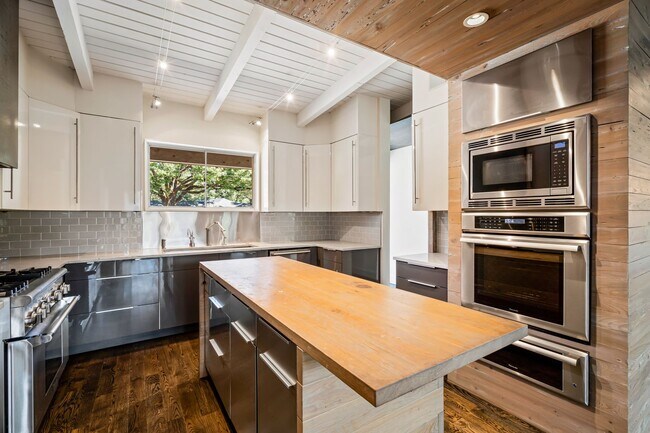 Building Photo - 2/2 with carport - fenced backyard