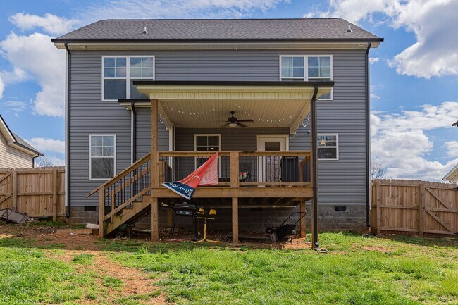 Building Photo - Pet Friendly Three Bedroom!