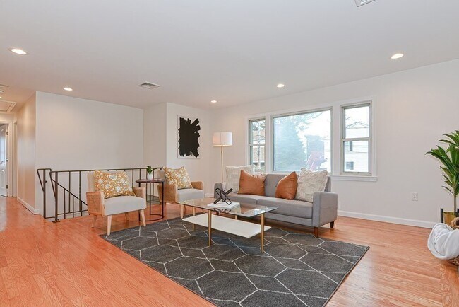 Building Photo - 21 Swan Ave