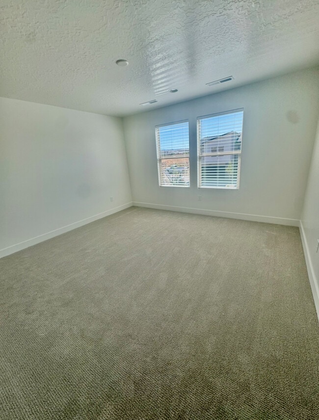 Building Photo - 5715 S Weehawken Ln