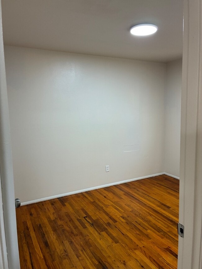 Building Photo - 658 Oriental Ave