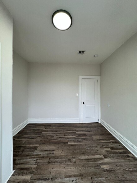 Building Photo - 161 Maple Ave