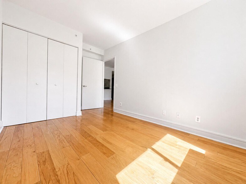 Building Photo - 323 W 96th St