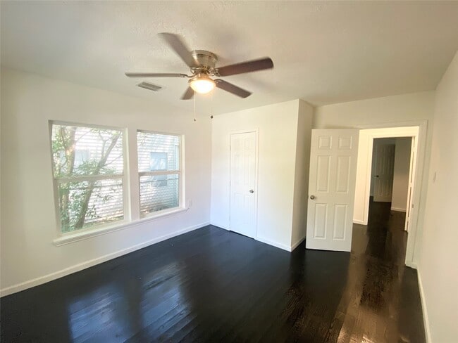 Building Photo - 7410 Longview St
