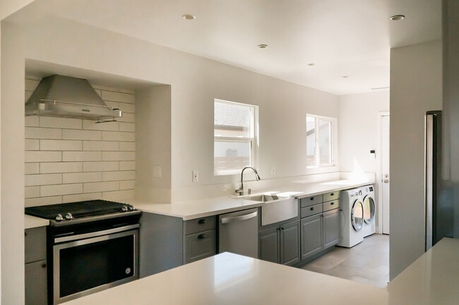 Building Photo - 2709 S Harcourt Ave