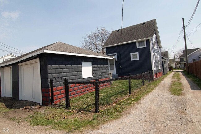 Building Photo - 856 River Ave