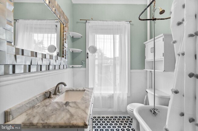 Building Photo - 15 E 4th St