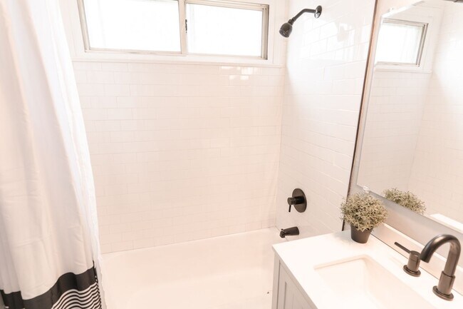 Building Photo - [STR] Fairgrounds Flat Located across Fairgrounds - Fully Furnished 2-Bedroom Home Near Downtown ...