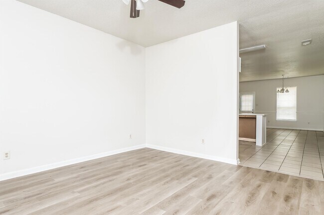 Building Photo - 4590 Lindawood Ln