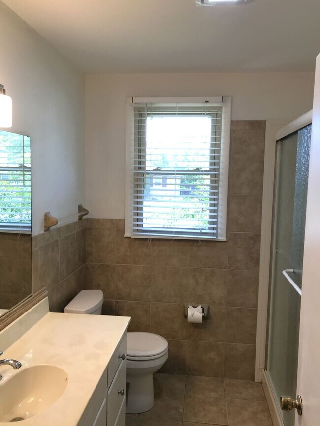 Building Photo - Excellent 2/1 in Desirable West Nashville!