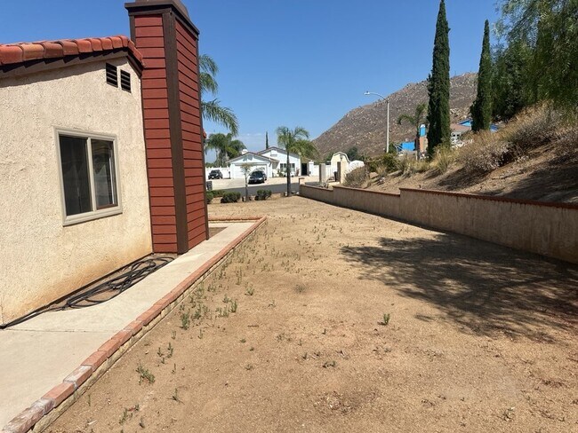 Building Photo - 2 Bedroom 1 Bath Home at the End of a Culd...