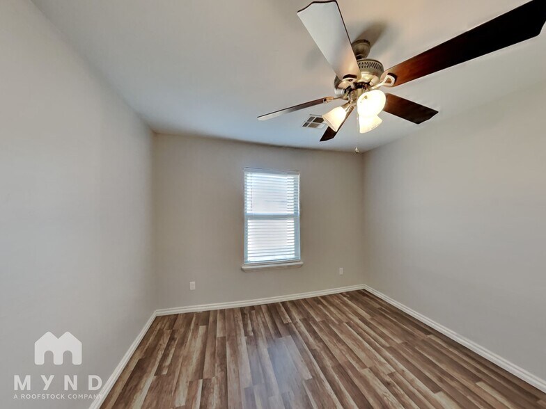 Building Photo - 3204 Valley Hollow