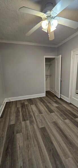 Building Photo - 429 W Wellington Ave