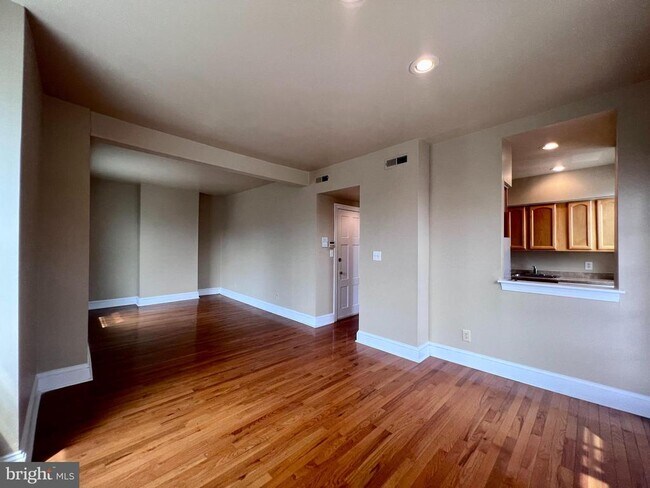 Building Photo - 1303 W 13th St