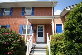 Building Photo - Adorable Townhouse with All Appliances Nea...