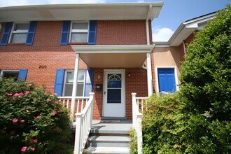 Building Photo - A brick townhouse steps from Lakewood shopping and dining — with everything already in it.