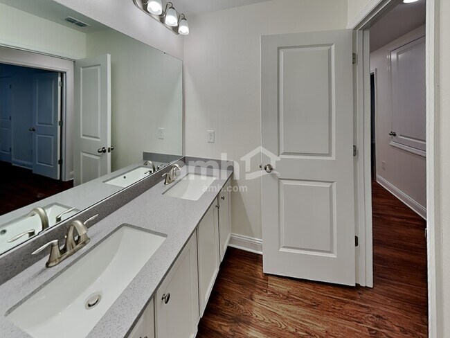 Building Photo - 6058 Little Blf Cir