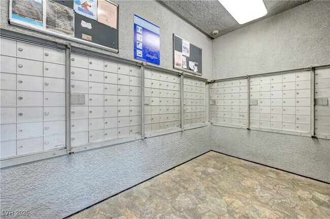 Building Photo - 950 Seven Hills Dr