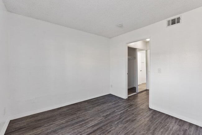 Building Photo - Updated 2 Bedroom Apartment!