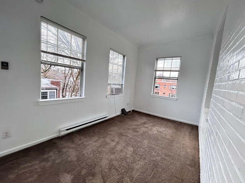 Building Photo - 4034 Calvert St NW