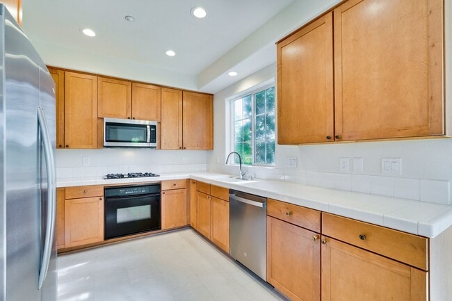 Building Photo - Beautiful 2 Bed 2 Bath End Unit Townhome in Communication Hills!