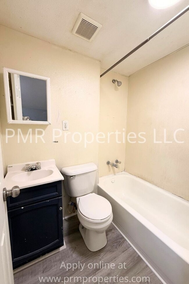 Building Photo - 4 Bedrooms / 1.5 Bathrooms House
