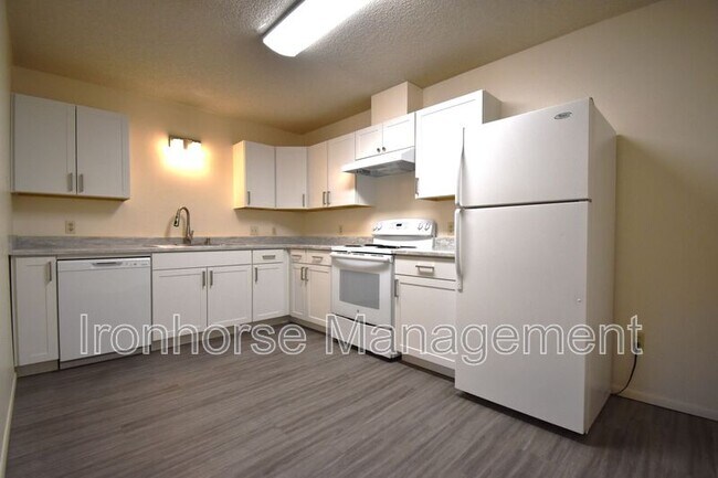 Building Photo - 811 W Villard St