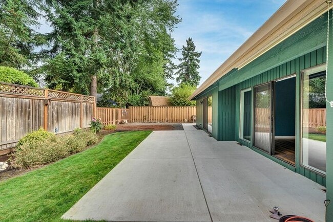 Building Photo - Single Level Ranch Style Home in Singing Woods!