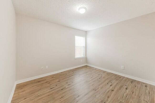 Building Photo - 605 Crestview Ct