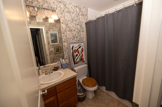 Building Photo - *Beautiful Ballard Townhome with Spacious Fenced Yard & Attached Garage FOR RENT* Available for M...