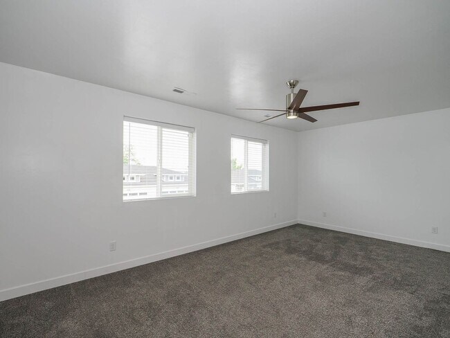 Building Photo - 3 Bedroom, 2.5 Bathroom Riverton Town Home