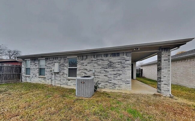 Building Photo - Spacious, Stylish, and Simply Perfect  3-Bedroom Home