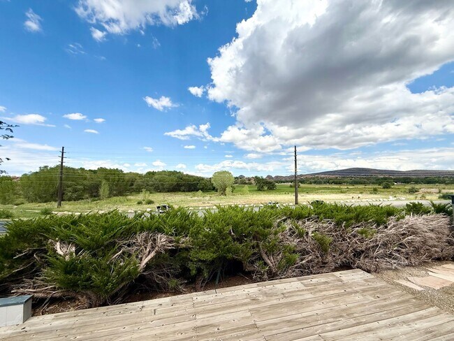 Building Photo - Charming 2-Bedroom Home with Office & Lake...