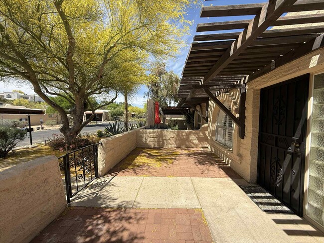 Building Photo - 5204 N Tigua Dr
