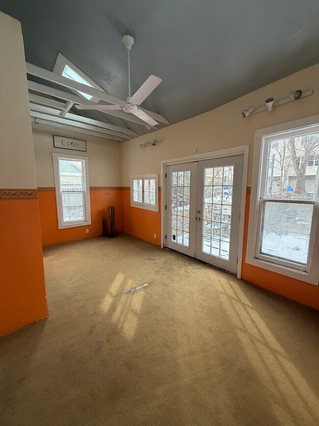 Building Photo - 612 Cherry St