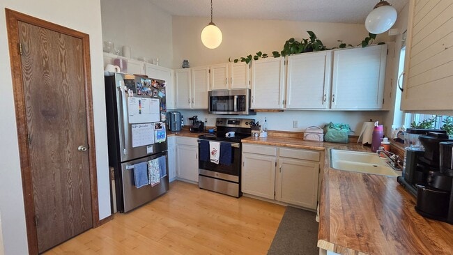 Building Photo - Fantastic 4BR, 3.5BA! Deck, FP, great yard, location!! (Regal)