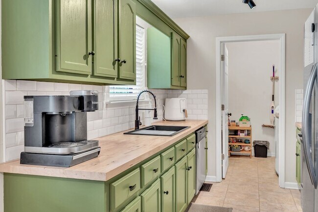 Building Photo - 2029 Sunday Silence Dr