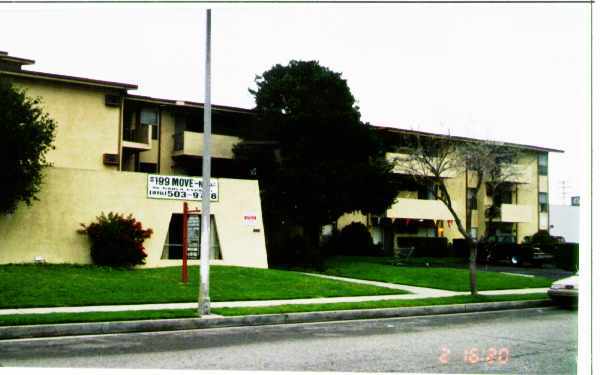 Building Photo - Reflections at Barbara Ann