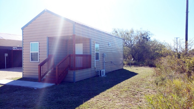 Building Photo - 2004 Family Ln.