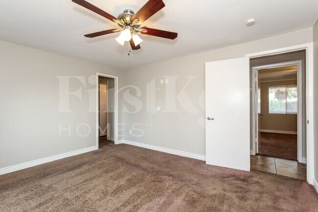 Building Photo - 5627 W Sunnyslope Ln