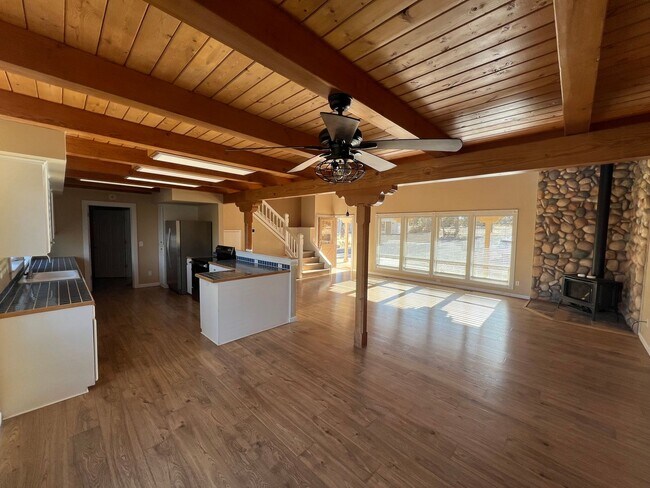 Building Photo - Beautiful Unique 4 Bedroom home with a loft & 3 full bathrooms! Move In Special $500 off first mo...